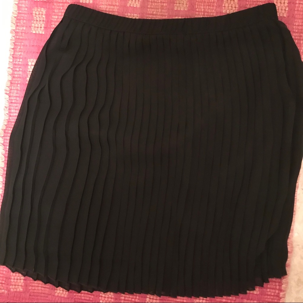 Black pleated skirt
